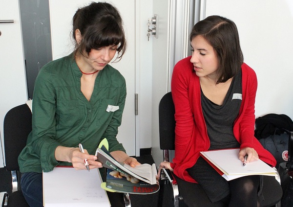 Zwei Teilnehmerinnern unseres Berufseinstiegsmentoring sind in ein Gespräch vertieft (Foto: ArbeiterKind.de)