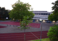 Abendstimmung auf dem Außengelände des Abendgymnasiums Düsseldorf 