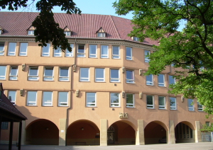Aufnahmes des Wagenburg-Gymnasium: leerer Schulhof (Foto: Wagenburg-Gymnasium)