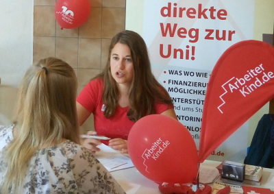 Infostand: Gespräch zwischen einer Mentorin und einer Schülerin  