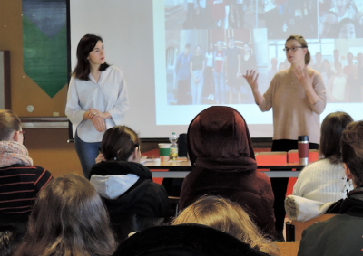 Schulbesuch: Zwei Mentorinnen sprechen vor einer Berliner Schulklasse 