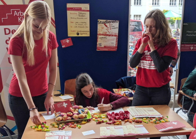 Infostand von ArbeiterKind.de mit drei Studentinnen aus Jena