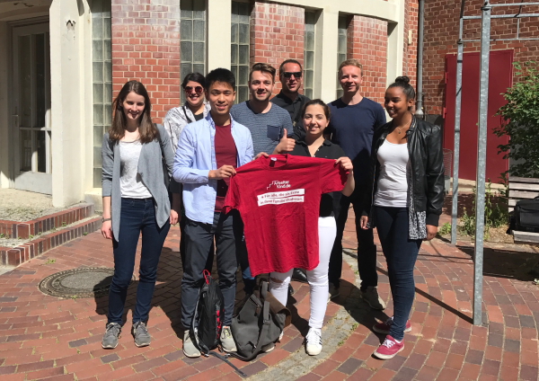 Gruppenfoto: Unsere Ehrenamtlichen stehen vor dem Hermann-Ehlers-Gymnasium in Berlin und halten ein ArbeiterKind.de-T-Shirt hoch. (Foto: ArbeiterKind.de)