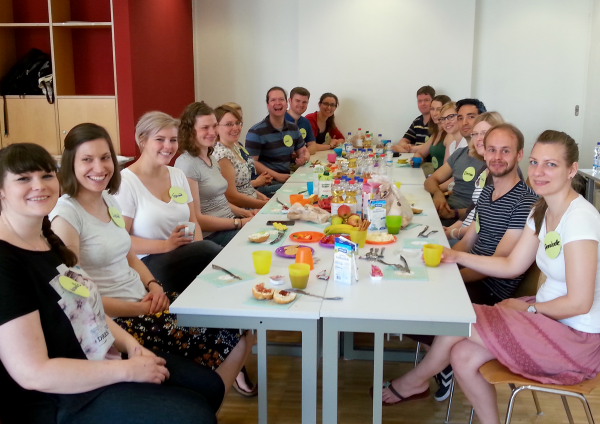 Frühstück bei unserem Regionaltreffen in Bremen an einer langen Tafel (Foto: ArbeiterKind.de)