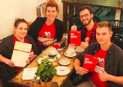 Gruppenfoto in Neubrandenburg. Aufnahme von einem erhöhten Punkt. Vier Personen blicken in die Kamera (Foto: ArbeiterKind.de) 