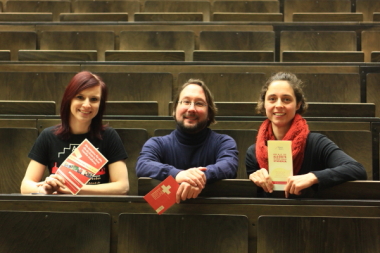 Die Ehrenamtlichen Jenny, Matthias und Julia von ArbeiterKind.de Dresden im Hörsaal.