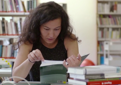 Mentorin Burcu beim Lernen in der Bibliothek