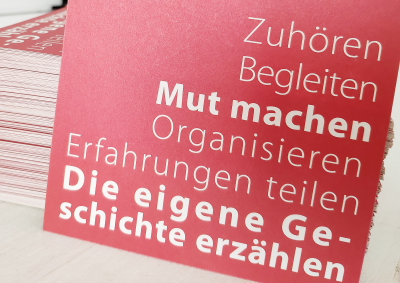 Aufnahme eines Flyers auf dem steht: Zuhören, Begleiten, Mut machen, Organisieren, Erfahrungen teilen, die eigene Geschichte erzählen