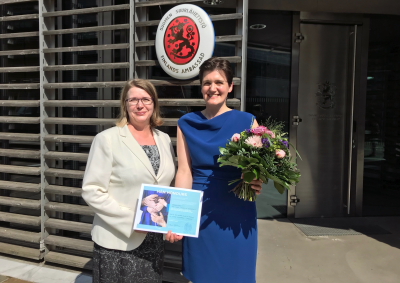 Übergabe der Auszeichnung vor der finnischen Botschaft mit Botschafterin Anne Sipiläinen
