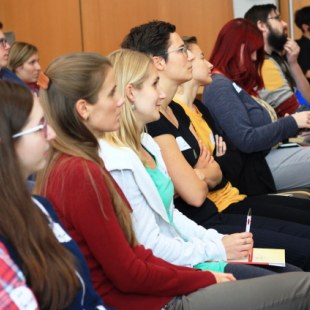 Berufseinstiegstag 2017 in Jena: Aufmerskame Zuhörerinnen schauen in Richtung Bühne (Foto: ArbeiterKind.de)