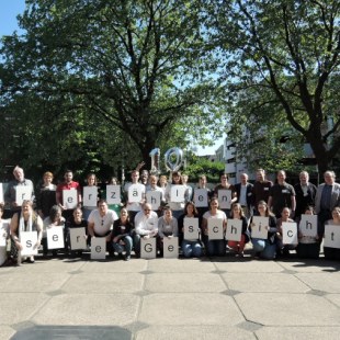 Regionaltreffen NRW in Essen: Gruppenfoto mit allen draußen (Foto: ArbeiterKind.de)