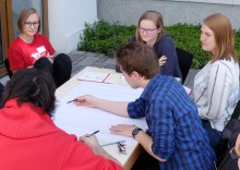 Gesprächsrunde auf der Terrasse während des Regionaltreffens 2018 in Gießen