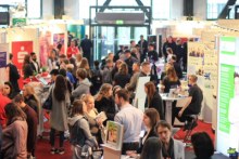 Der Blick auf die Eingangshalle mit den Infoständen links und rechts und vielen interessierten Besuchern. (Foto: Stuzubi)