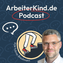 Auf blauem Hintergrund befindet sich ein Kreis mit einer Zeichnung auf der ein Paar Beine eine Treppe hochgeht. Davor ist ein Mann mit Brille und lächelt in die Kamera. 