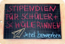 Tafel auf der steht: Stipendien für Schüler und Schülerinnen - jetzt bewerben