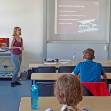 Foto: Jasmin Kopiera, Bundeslandkoordination in Mecklenburg-Vorpommern und Brandenburg, auf dem Schulvortrag am Runge-Gymnasium in Wolgast.